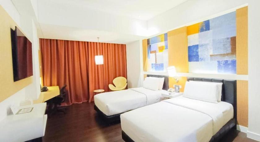 Brits Hotel Karawang Exterior foto