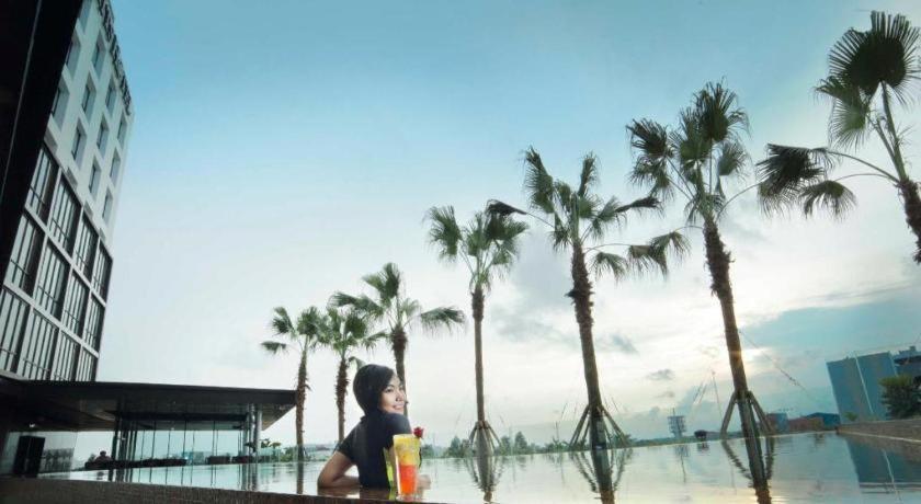 Brits Hotel Karawang Exterior foto