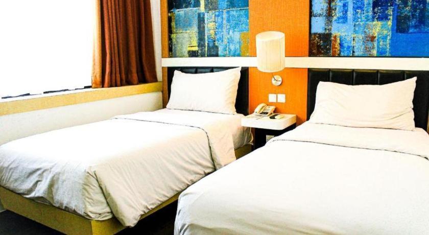 Brits Hotel Karawang Exterior foto