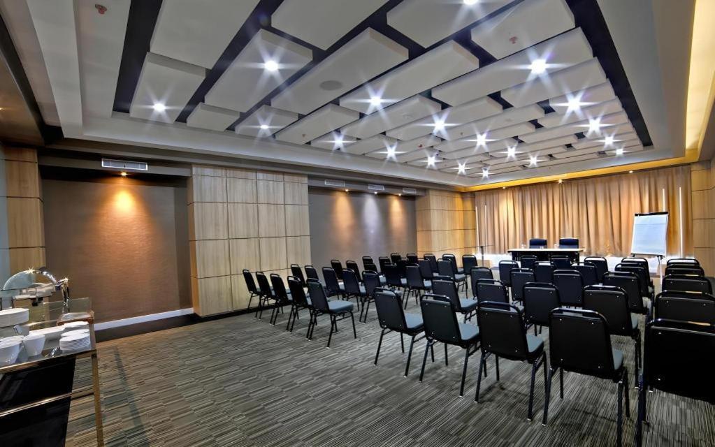 Brits Hotel Karawang Exterior foto