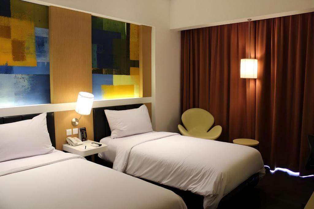 Brits Hotel Karawang Exterior foto